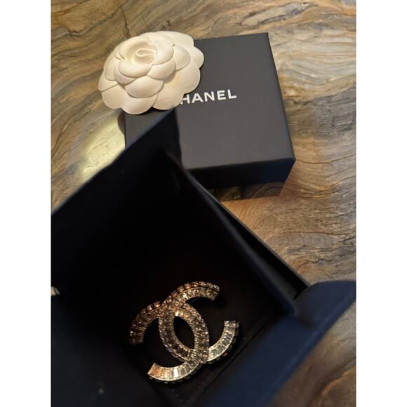 2025 Chanel Broach - Interlocking C - Picture 3 of 9